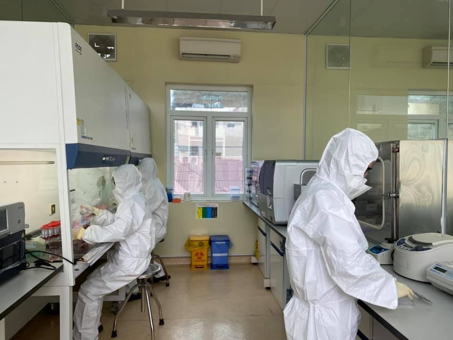 Cán bộ Trung tâm Kiểm soát dịch bệnh Quảng Ninh xét nghiệm mẫu bệnh phẩm tìm virus SARS-CoV-2. Ảnh: Thuận Phương
