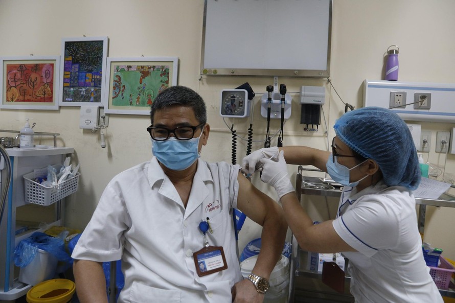 Tiêm vắc xin ngừa COVID-19 cho cán bộ, nhân viên y tế tại Bệnh viện E Trung Ương. Ảnh: Mai Thanh