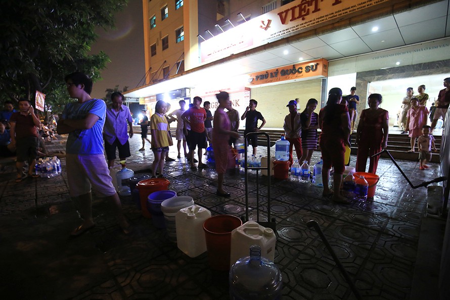Dân chung cư Hà Nội xuyên đêm chờ lấy nước sạch