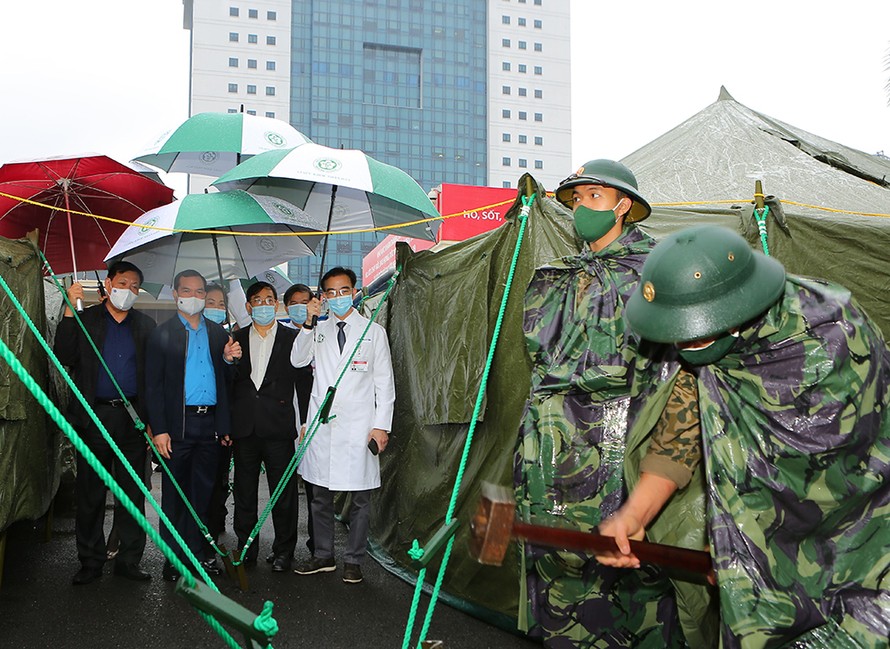 Xem quân đội thần tốc xây dựng Bệnh viện dã chiến tại Bạch Mai 