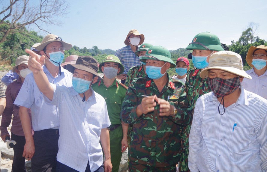 Ông Nguyễn Văn Phương, Phó Chủ tịch UBND tỉnh TT-Huế (hàng đầu bên trái) chỉ đạo khảo sát hiện trường tìm kiếm nạn nhân thủy điện Rào Trăng 3 còn mất tích