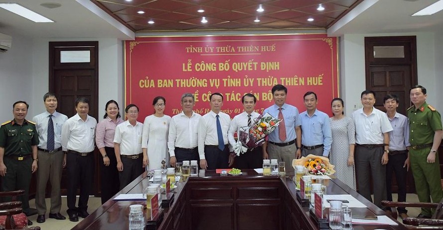 Ông Võ Lê Nhật, Giám đốc Trung tâm Bảo tồn Di tích Cố đô Huế (thứ 7 từ phải sang), được điều động giữ chức vụ Phó Bí thư Thành ủy Huế, nhiệm kỳ 2020 - 2025