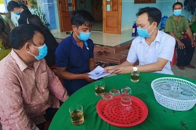 Ông Nguyễn Mạnh Hùng, Chủ tịch UBND huyện A Lưới (bìa phải, áo trắng), động viên gia đình có con em tử vong do ong vò vẽ tấn công