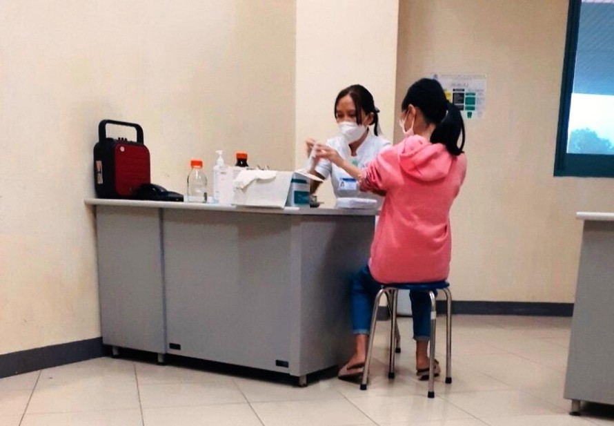 Trung tâm Y tế Hương Trà kiểm tra sức khỏe cho nữ sinh L.T.H. (Ảnh CTV)