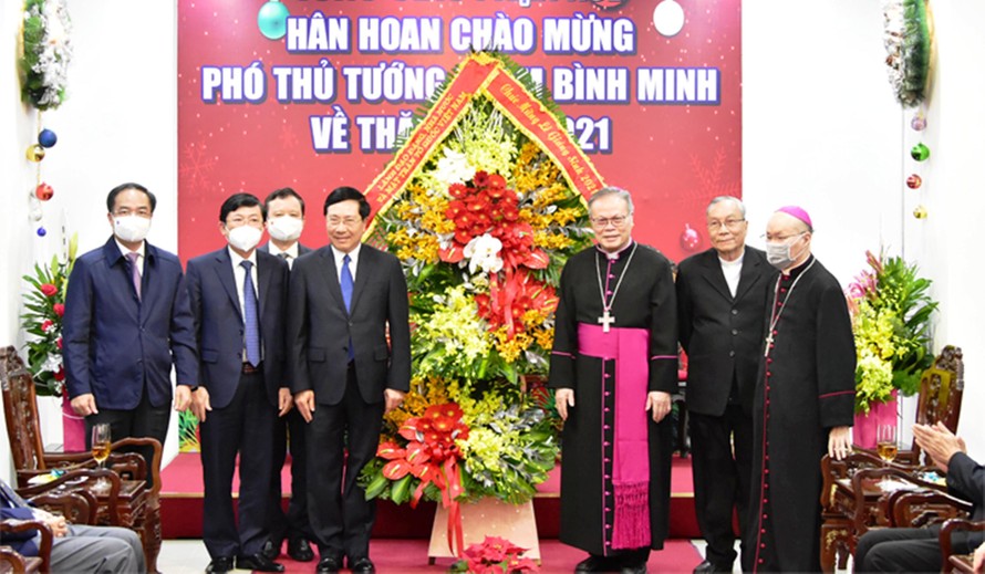 Phó Thủ tướng Thường trực Chính phủ Phạm Bình Minh tặng hoa chúc mừng giáng sinh và năm mới 2022