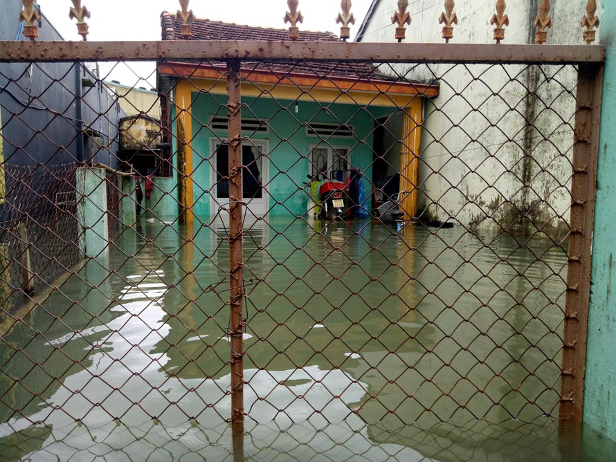 Hàng ngàn nhà dân ở Quảng Nam vẫn đang chìm trong nước lũ.