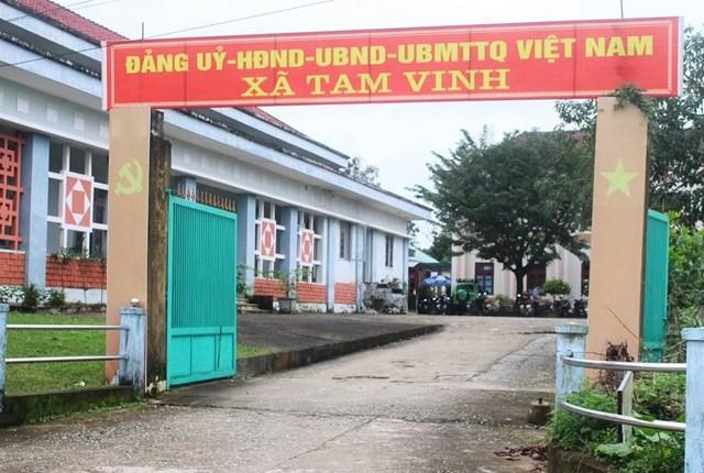 Nhiều người dân xã Tam Vinh, huyện Phú Ninh (Quảng Nam) rơi cảnh dở khóc dở cười khi đạp xe cả mấy cây số, chờ cả buổi rồi nhận vài nghìn đồng tiền hỗ trợ do bão.