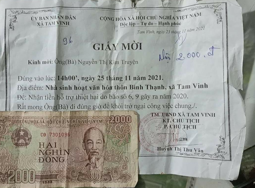 Người dân xã Tam Vinh nhận 2.000 đồng tiền hỗ trợ bão lũ gây xôn xao dư luận. 
