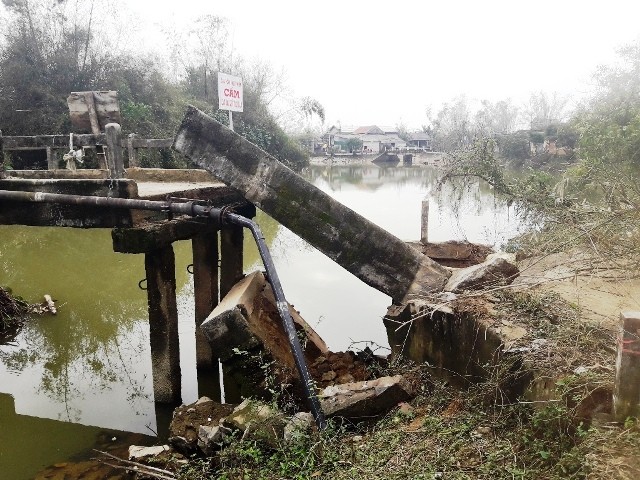 Cầu bất ngờ đổ sập ở TT-Huế, hàng trăm hộ dân bị chia cắt
