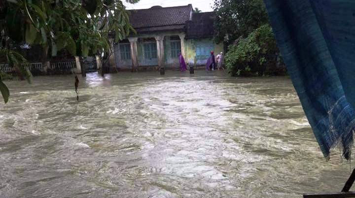 Đường thôn và nhà dân ở huyện Phú Lộc, TT-Huế, bị ngập nặng do mưa lũ