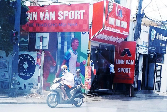 Cty TNHH Thể thao Linh Vân Sport, tại thời điểm kiểm tra, cửa hàng thuộc công ty này tại địa chỉ 149 Bà Triệu - Huế tổ chức kinh doanh hàng hóa có dấu hiệu giả mạo nhãn hiệu đang được bảo hộ tại thị trường Việt Nam