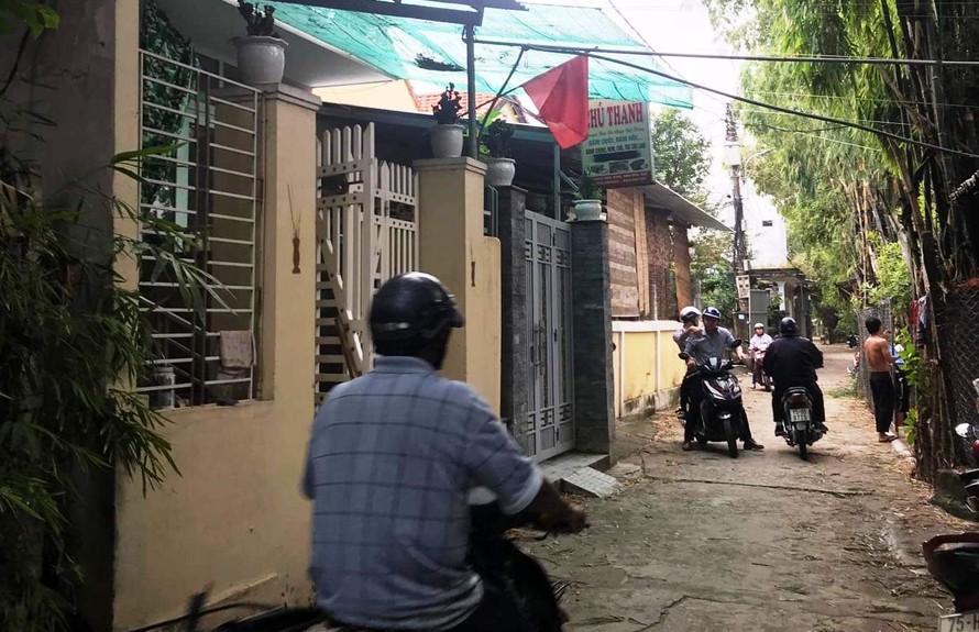 Gia đình ông Nguyễn Bá T (bố anh H.) tại Vỹ Dạ vẫn sinh hoạt bình thường, nhưng người nhà nơi đây từ chối tiếp xúc và chia sẻ thông tin về H.với phóng viên báo chí
