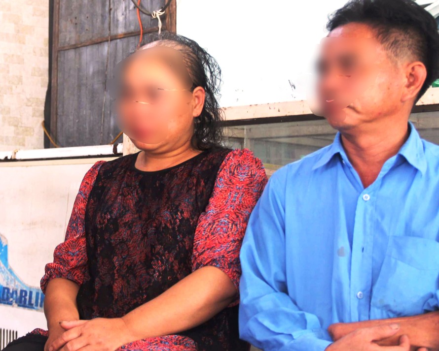 Bố mẹ anh Lại Đình T. buồn bã kể với PV việc con trai bị lừa đi "xuất cảnh" khiến gia đình khốn đốn vì nợ nần
