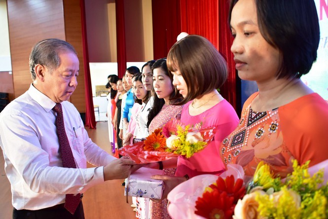 Nữ giáo viên tại TT-Huế được Chủ tịch UBND tỉnh Phan Ngọc Thọ tặng hoa chúc mừng nhân ngày Nhà giáo Việt Nam 20/11