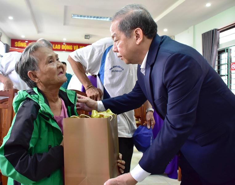 Người dân nghèo vùng Kinh thành Huế bất ngờ nhận quà Tết từ Chủ tịch UBND tỉnh TT-Huế trước ngày dời đến nơi ở mới