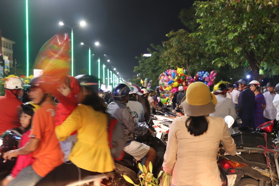 Dù là đêm Giao thừa, nhưng đường phố tại Huế vẫn rộn ràng người, xe.