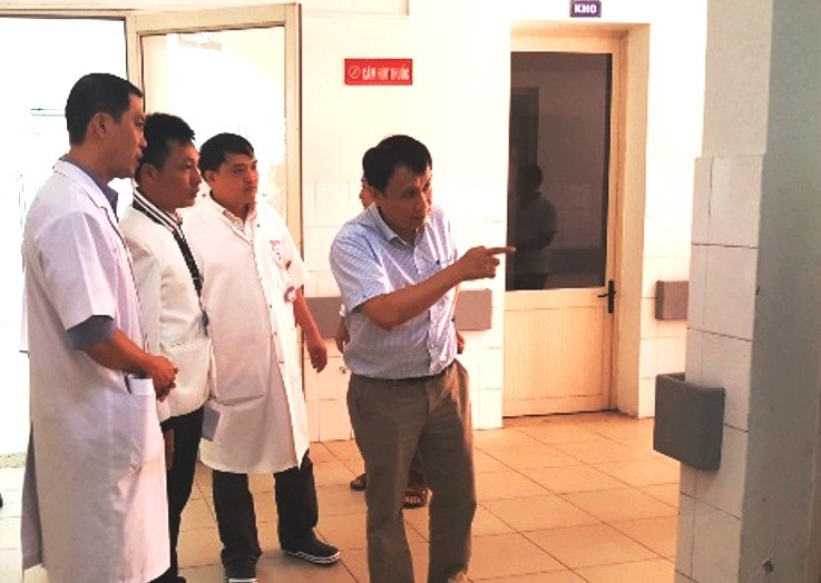 Kiểm tra công tác ứng phó dịch virus corona tại Bệnh viện Trung ương Huế (ảnh Văn Minh)