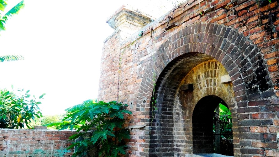 Chiếc cổng gạch cổ xưa vừa xuất lộ sau khi nhà dân di dời đi khỏi vùng Thượng thành, thuộc Kinh thành Huế.