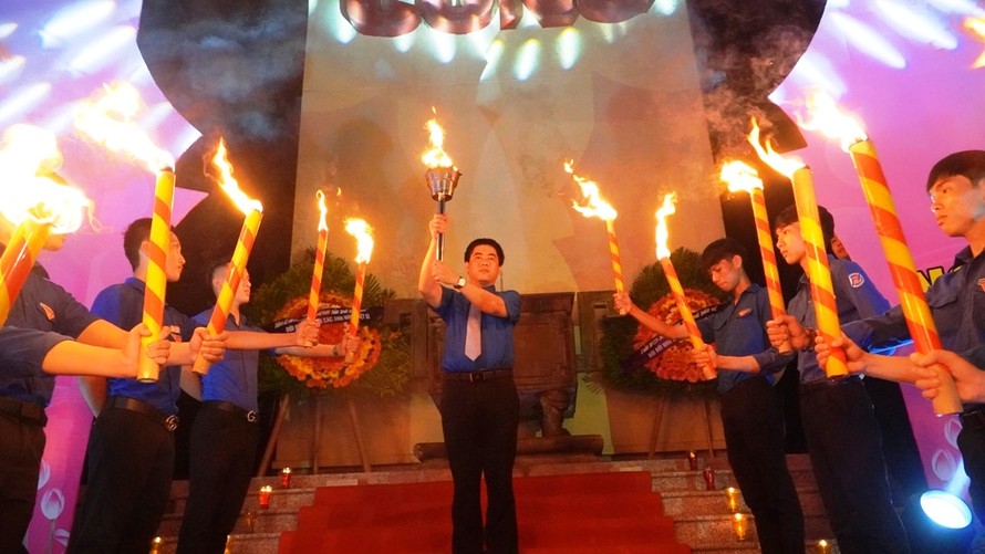Ngọn đuốc tiếp lửa truyền thống cho thế hệ trẻ cũng đã được thắp lên để nhắc lại truyền thống cách mạng hào hùng.