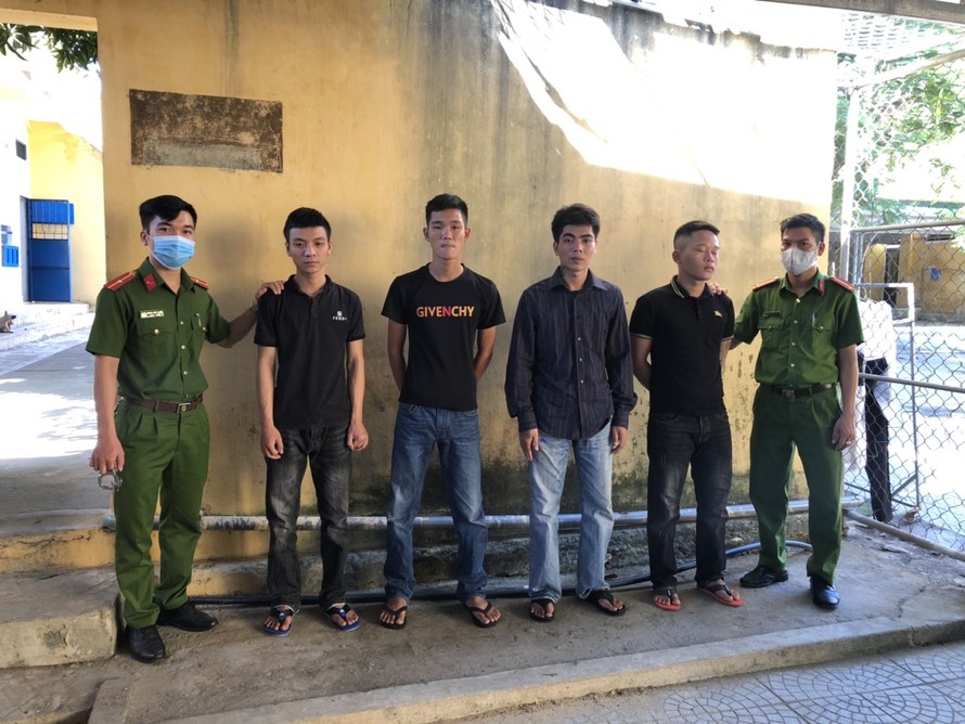 Bốn đối tượng hung hãn xông vào nhà nghỉ chém người xối xả bị Công an thị xã Hương Trà bắt giữ.