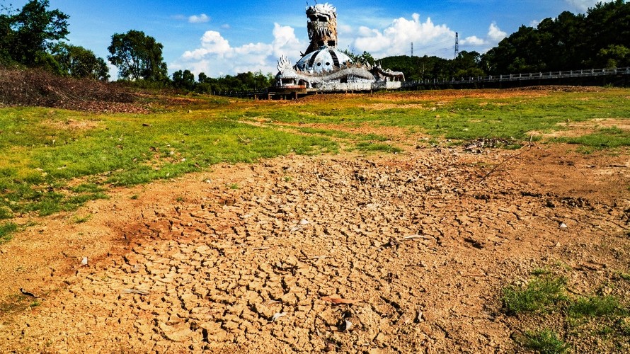 Công nước "kinh dị" xứ Huế khô kiệt, trơ đáy khác thường.