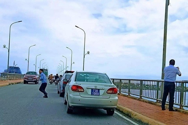 Đoàn xe biển số xanh dừng trên cầu Nhật Lệ 1, tỉnh Quảng Bình vào sáng 29/9; đi trong đoàn xe này có Thứ trưởng Nguyễn Đình Toàn. (ảnh: Vietnamnet)
