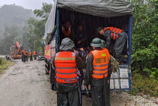 Lực lượng cứu hộ cứu nạn của quân đội trên đường lên thủy điện Rào Trăng 3 để tiếp ứng vào sáng 13/10. (ảnh: baothuathienhue.vn)