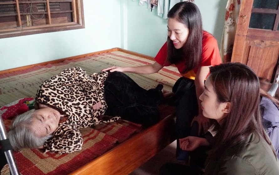 Đại diện Cty Sen Vàng thăm, động viên người già bệnh tật liệt giường, lại vừa chịu hậu quả nặng nề của lũ lụt tại xã Hương Phong, thị xã Hương Trà, TT-Huế.