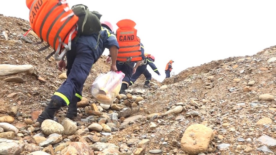 Các lực lượng cứu nạn cứu hộ chạy đua với thời gian để tìm kiếm nạn nhân mất tích trước khi bão số 9 mang theo mưa lớn đổ bộ miền Trung.