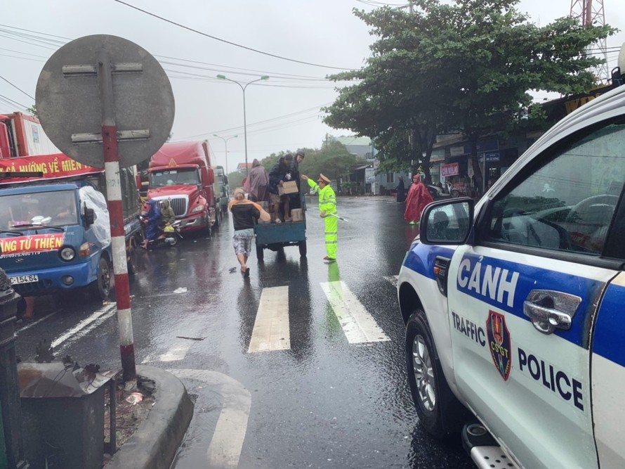 Lực lượng CSGT, người dân Lăng Cô (Thừa Thiên Huế) tiếp tế lương thực, nước uống cho cả nghìn hành khách bị mắc kẹt trên Quốc lộ 1 do bão số 9.