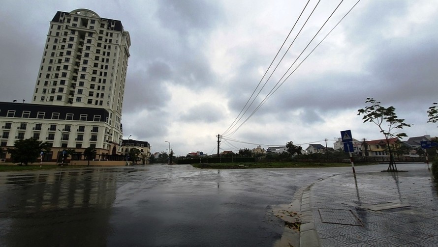 Đường phố tại Huế không một bóng người, bầu trời mây đen kịt kèm mưa lớn, gió to.