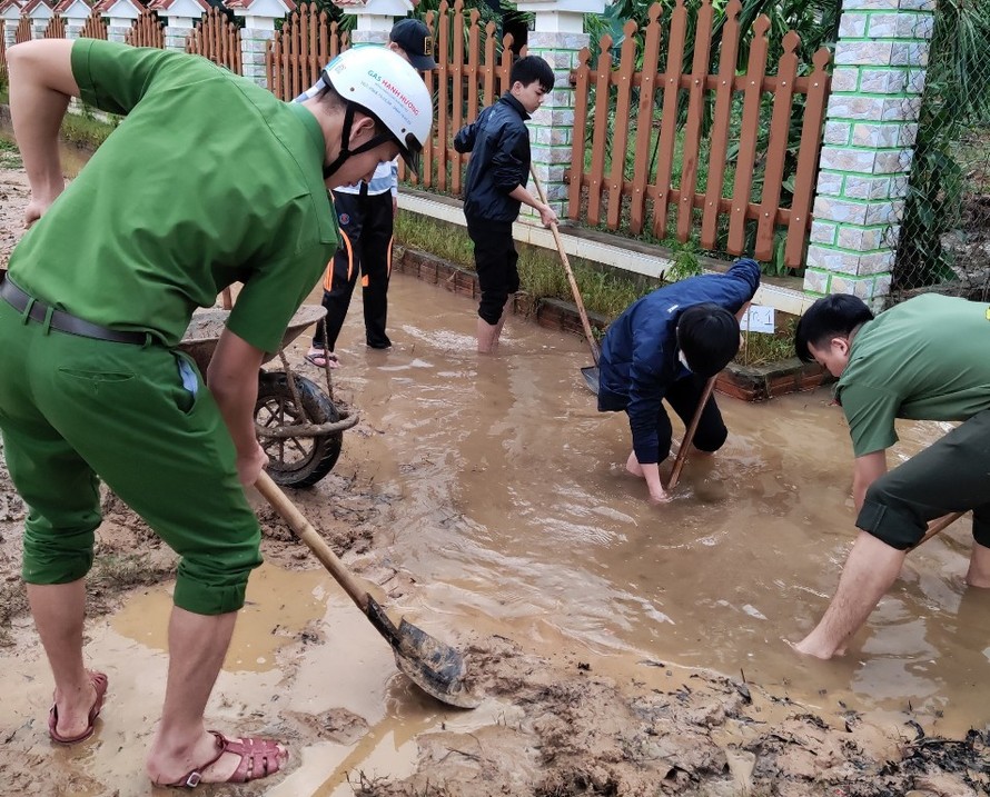 Đoàn viên thanh niên lực lượng vũ trang tại TT-Huế tích cực làm vệ sinh, dọn dẹp bùn đất, xử lý môi trường sau bão số 9.
