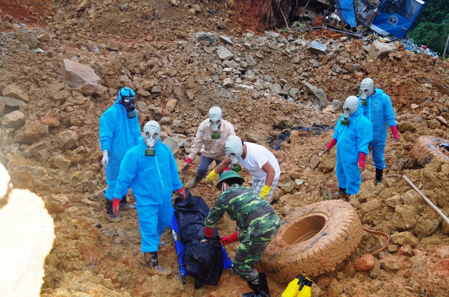 Công ty cổ phần Thủy điện Rào Trăng 3 đã đưa ra những “biện pháp khắc phục” đối với 17 gia đình có người tử vong, mất tích do sự cố sạt lở đất tại thủy điện Rào Trăng 3.