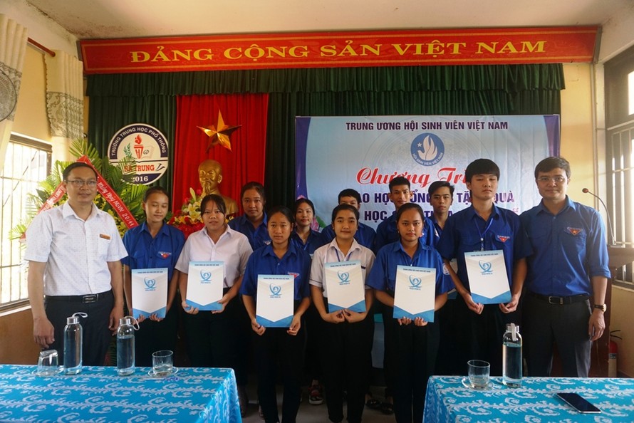 Trao học bổng cho học sinh có hoàn cảnh khó khăn tại Trường THPT Hà Trung, huyện Phú Vang, tỉnh TT-Huế.