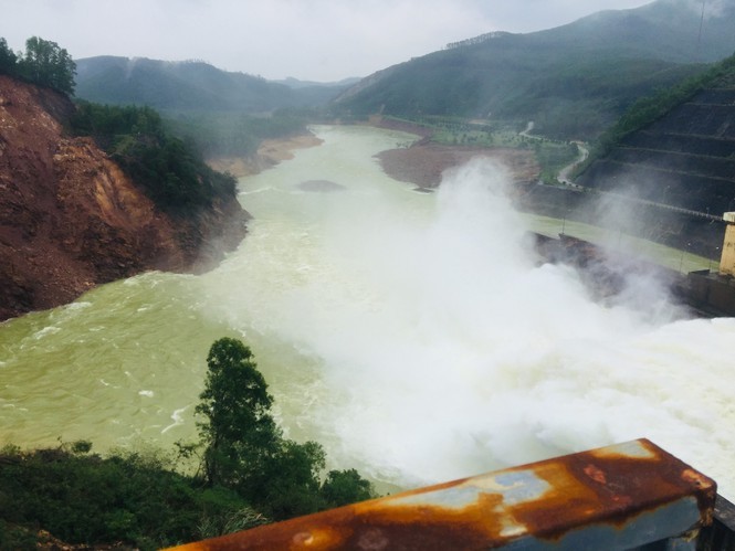 Hồ chứa thủy điện Hương Điền vận hành điều tiết nước qua tràn về hạ du do mưa lớn.