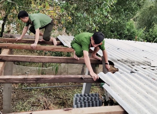 Tuổi trẻ lực lượng công an tại TT-Huế giúp dân lợp lại nhà cửa sau bão.