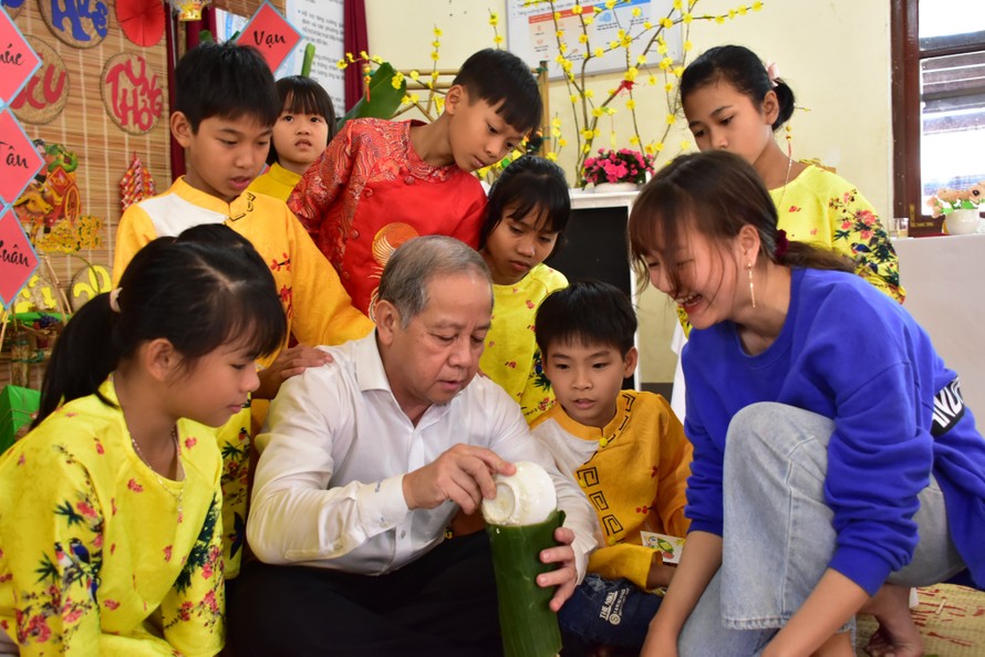 Chủ tịch UBND tỉnh TT-Huế Phan Ngọc Thọ gói bánh chưng, mừng Tết trẻ em Làng SOS TP Huế.