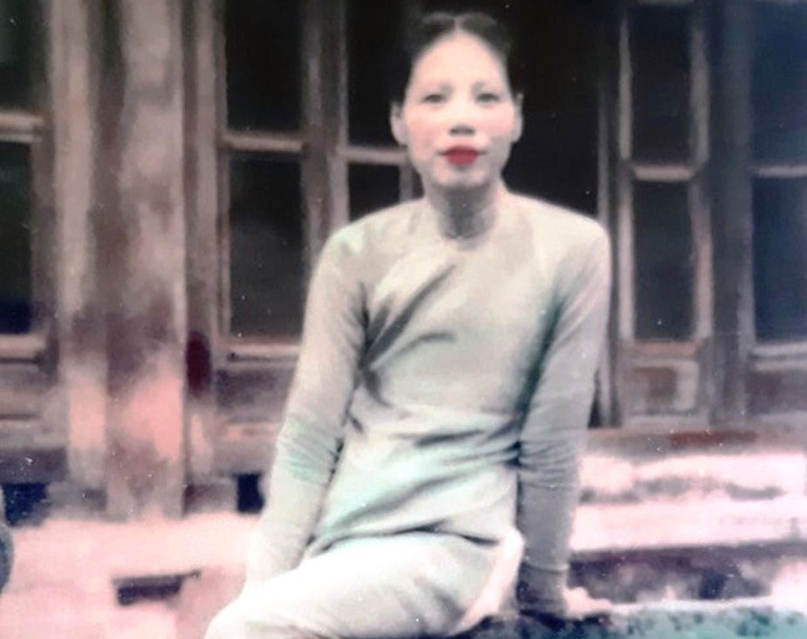 Một bức ảnh hiếm về bà Lê Thị Dinh. Đây là một bức ảnh màu hiếm hoi chụp về thời còn trẻ của người cung nữ này. Ảnh do gia đình cung cấp