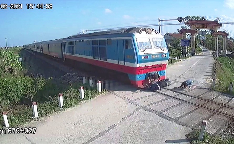 Khoảnh khắc người đàn ông thoát chết trong gang tấc trước đầu tàu hỏa đang lao tới tại Huế. Ảnh cắt từ video