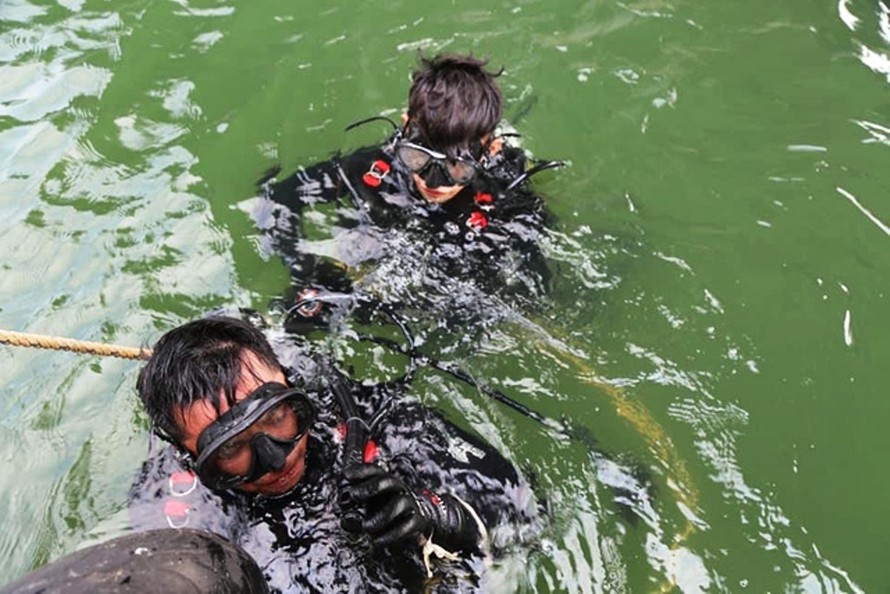 Người nhái tham gia cứu hộ, cứu nạn, tìm kiếm nạn nhân nhảy cầu xuống sông Hương.