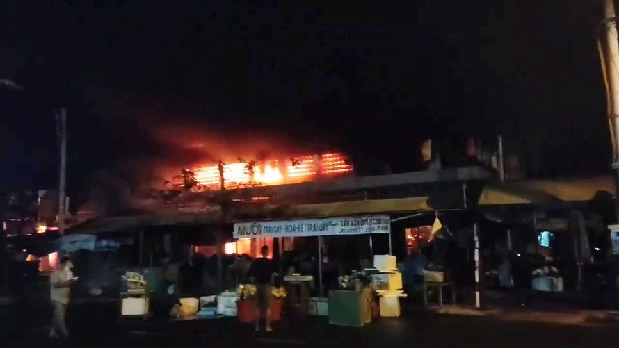 Chợ Thanh Quýt bốc cháy lúc nửa đêm