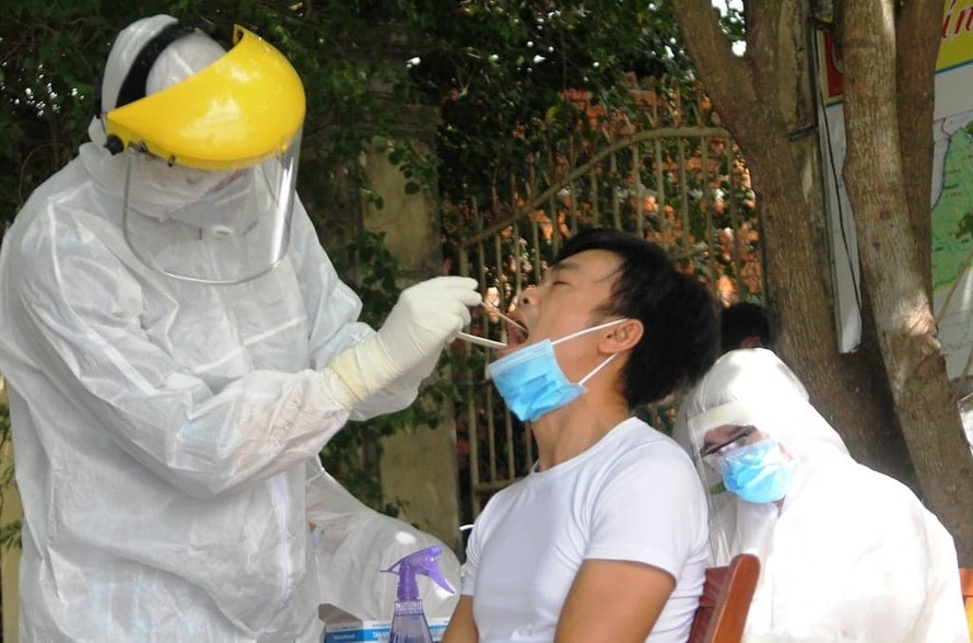 Ngành y tế Quảng Nam lấy mẫu xét nghiệm cho người dân