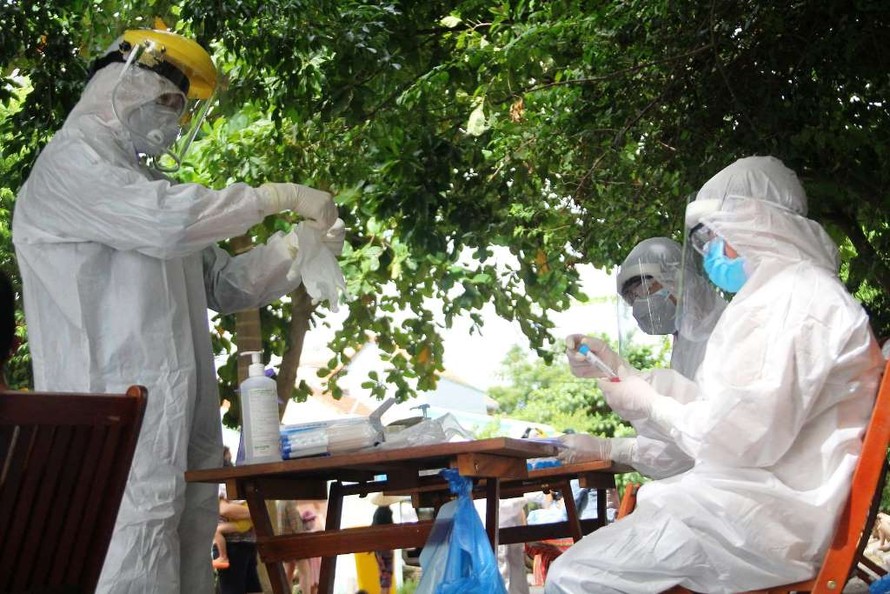 Ngành y tế Quảng Nam lấy mẫu xét nghiệm SARS-CoV-2