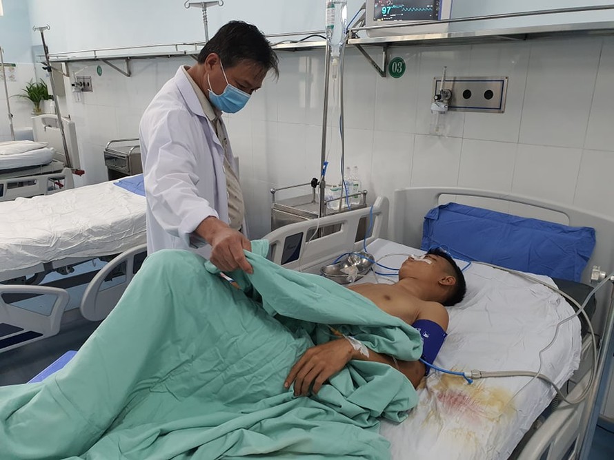 Thanh niên trúng 13 phát đạn hoa cải đang được điều trị tại Bệnh viện Đa khoa khu vực Quảng Nam. ảnh CTV