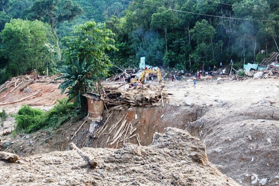 Lãnh đạo tỉnh Quảng Nam cho rằng chưa có cơ sở để khẳng định thủy điện là nguyên nhân của các vụ sạt lở đất xảy ra tại huyện Nam Trà My vừa qua. Trong ảnh hiện trường vụ sạt lở ở Trà Leng. ảnh Cảnh Huệ.