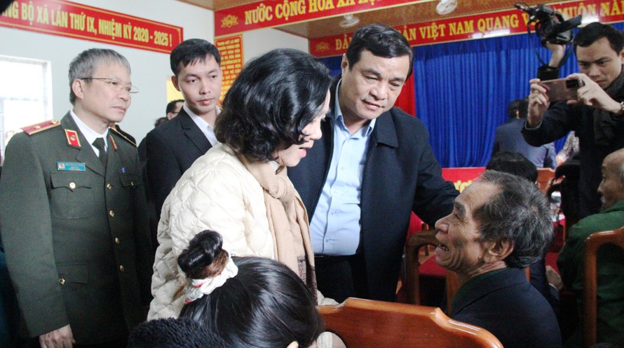 Bà Trương Thị Mai, Trưởng Ban Dân vận Trung ương thăm hỏi, tặng quà cho người dân bị thiệt hại trong vụ sạt lở Trà Leng. 
