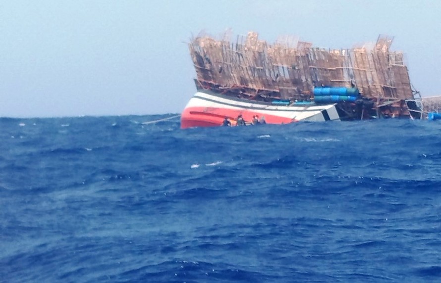 Tàu câu mực chìm trên biển, 47 ngư dân may mắn được cứu sống.