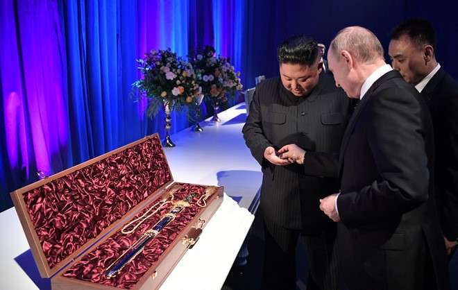 Chủ tịch Kim tặng thanh kiếm và đồng xu cho Tổng thống Putin. Ảnh: Reuters