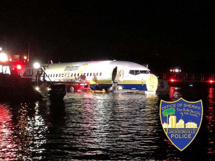 Ngày 3/5, một máy bay phản lực thương mại Boeing 737 đang chở 136 hành khách đã trượt xuống sông St. Johns gần Jacksonville, Florida sau khi hạ cánh, người phát ngôn của Trạm hàng không Hải quân Jacksonville cho biết.