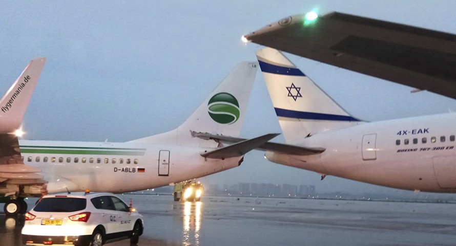 Các máy bay hạ cánh tại sân bay Tel Aviv của Israel. Ảnh: AP